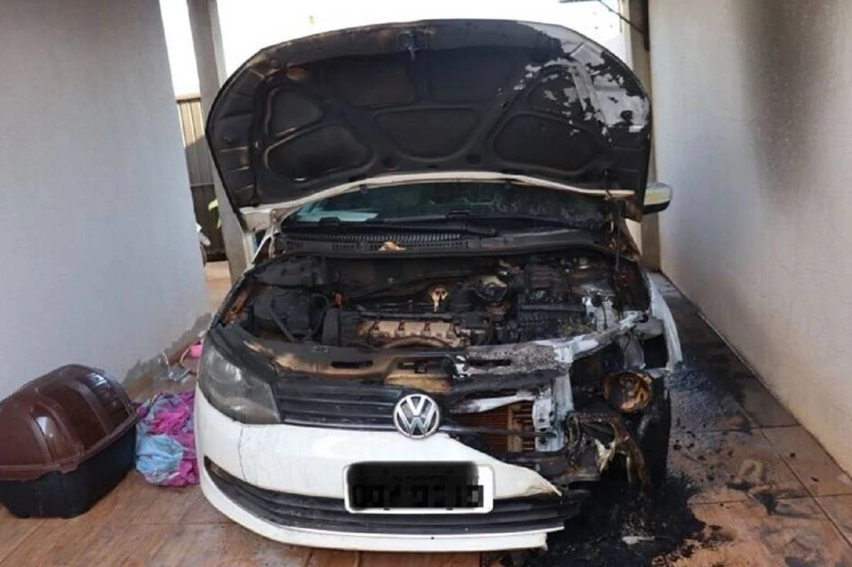 Homem joga bomba incendiária na casa da ex; vítima dormia com a filha