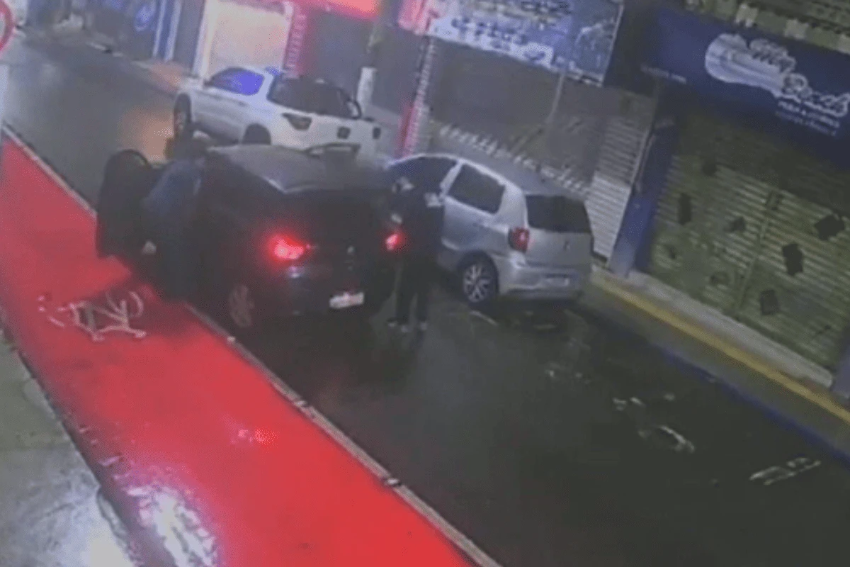 Vídeo: seis criminosos armados assaltam motorista e passageiro em SP