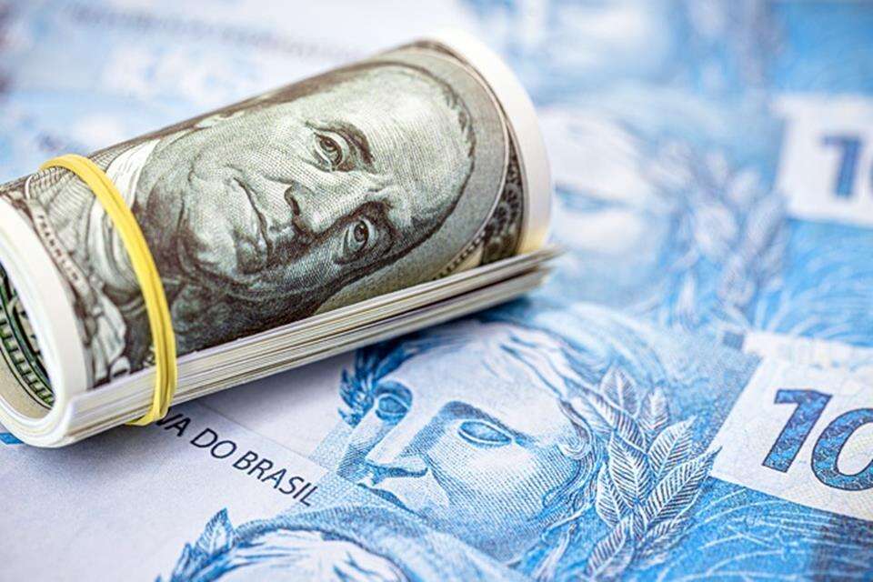 Dólar fecha em leve alta, a R$ 5,70, à espera por pacote econômico