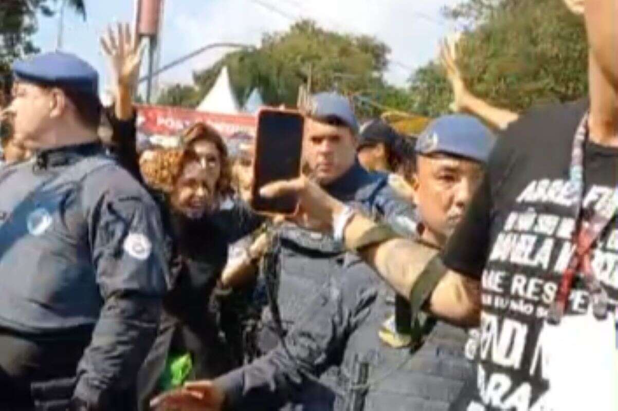 Daniela Mercury é ovacionada na chegada para show no Ibirapuera