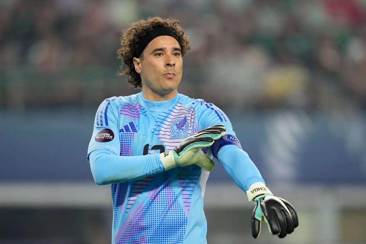 Em busca de goleiro, Corinthians pode ter o mexicano Ochoa