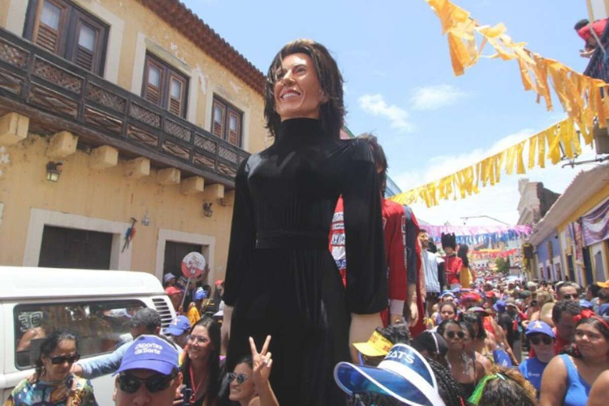 Boneco de Fernanda Torres é ovacionado durante desfile em Olinda