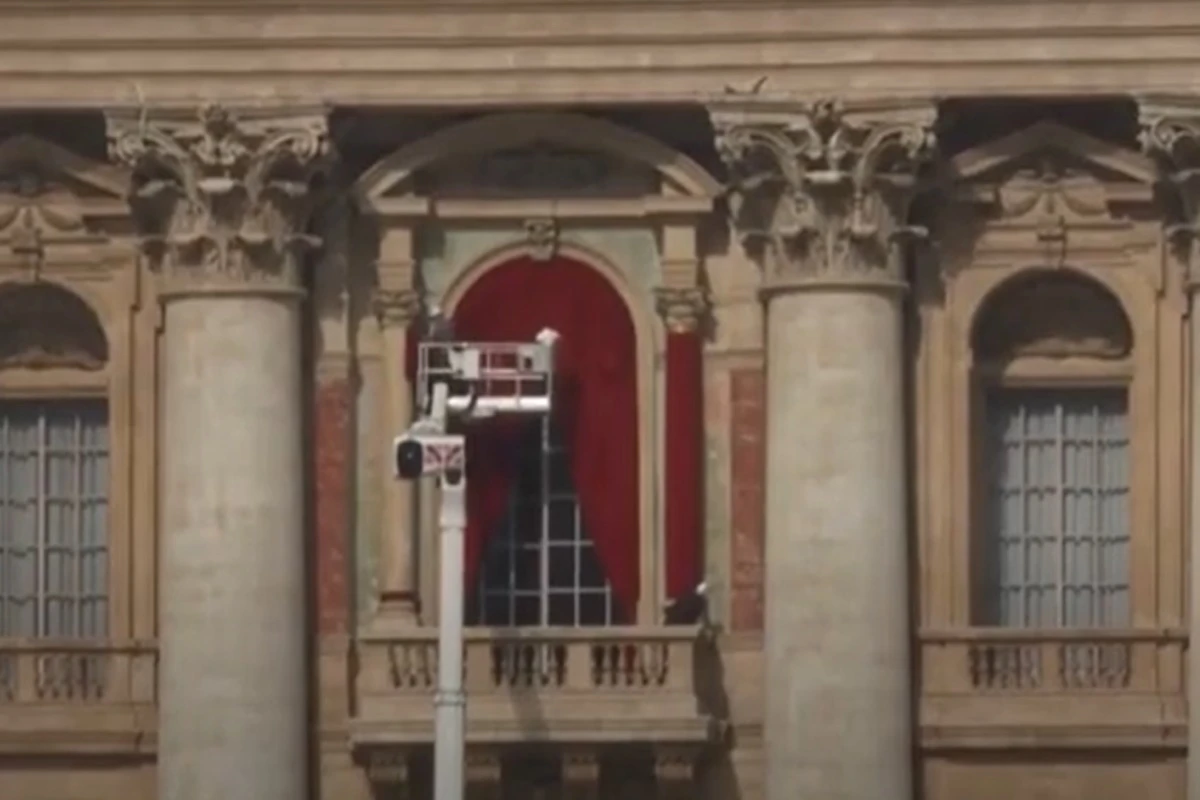 Cortinas vermelhas que revelarão novo papa são instaladas no Vaticano