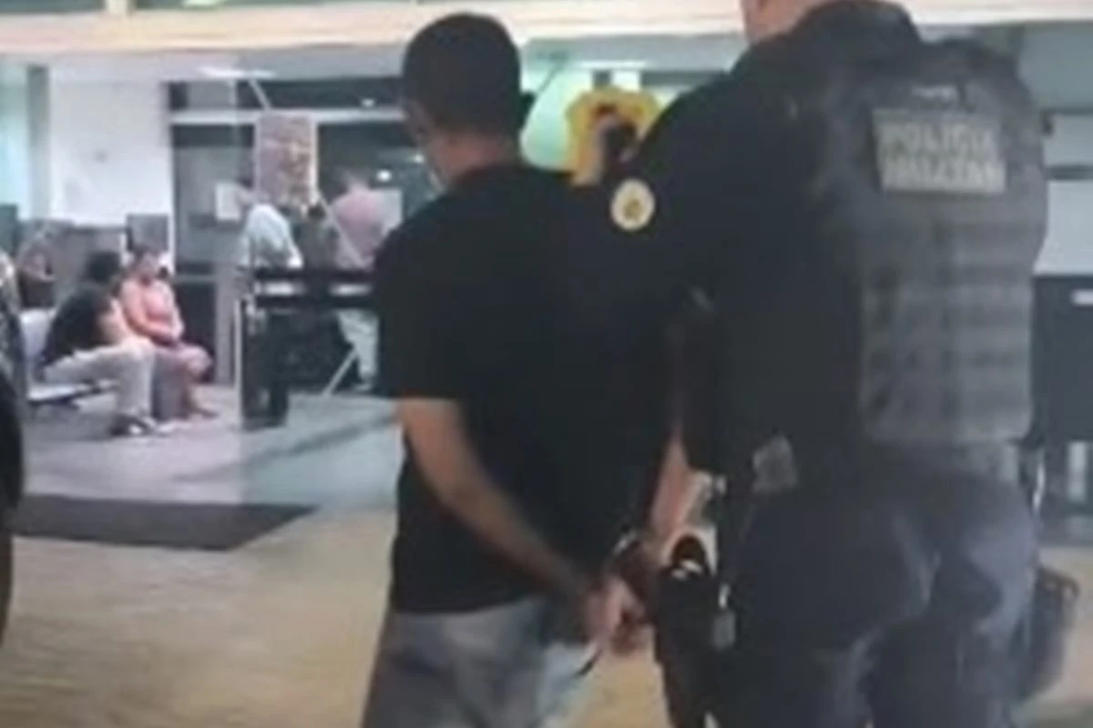 Vídeos flagram homem invadindo lar de mulher e sendo preso pela PMDF