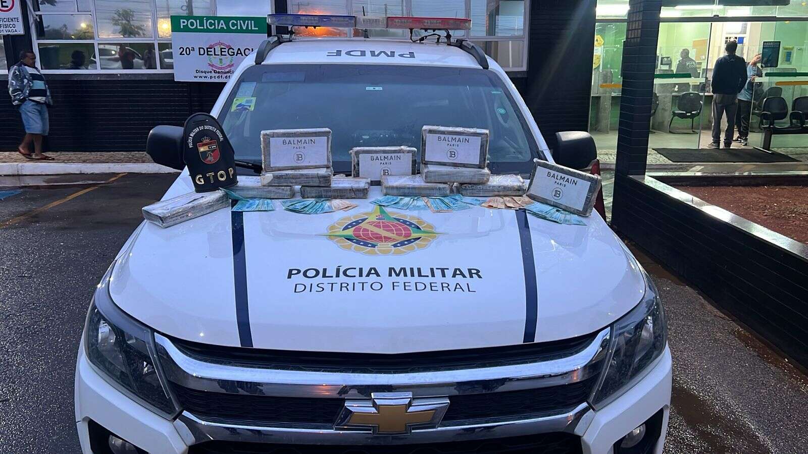 PM persegue traficante que carregava 11 kg de cocaína em carro. Vídeo