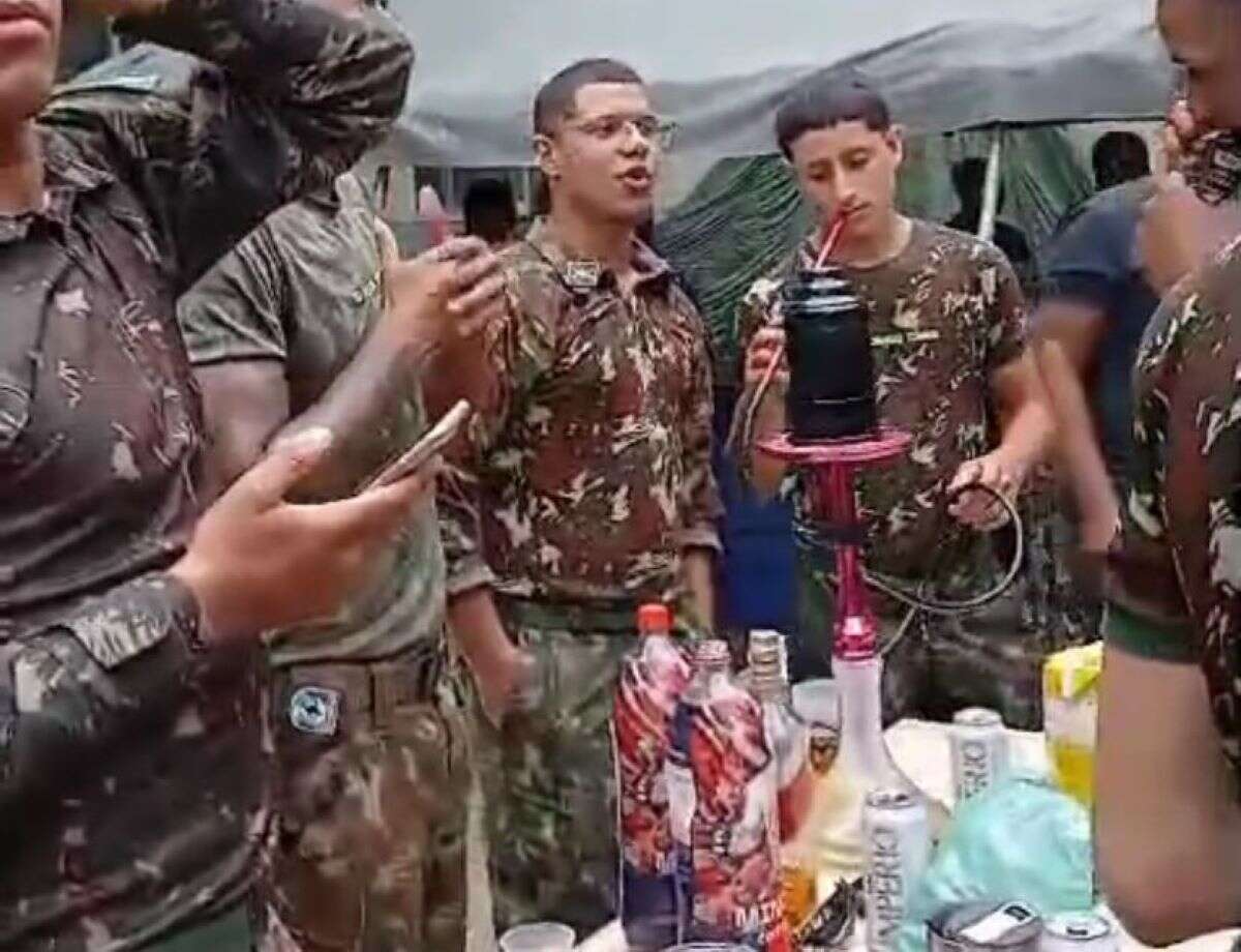 Vídeo: Exército tem festa com narguilé, Red Label e pagode em batalhão