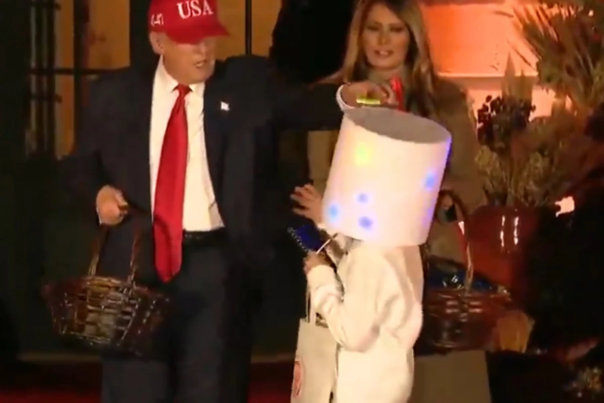 “Trick or treat”: Trump e Melania entregam doces de Halloween.