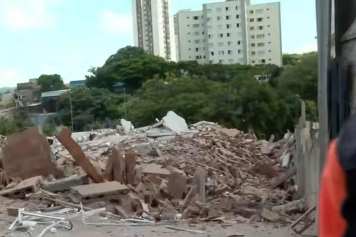 Prédio em construção desaba e deixa homem com fratura exposta em SP