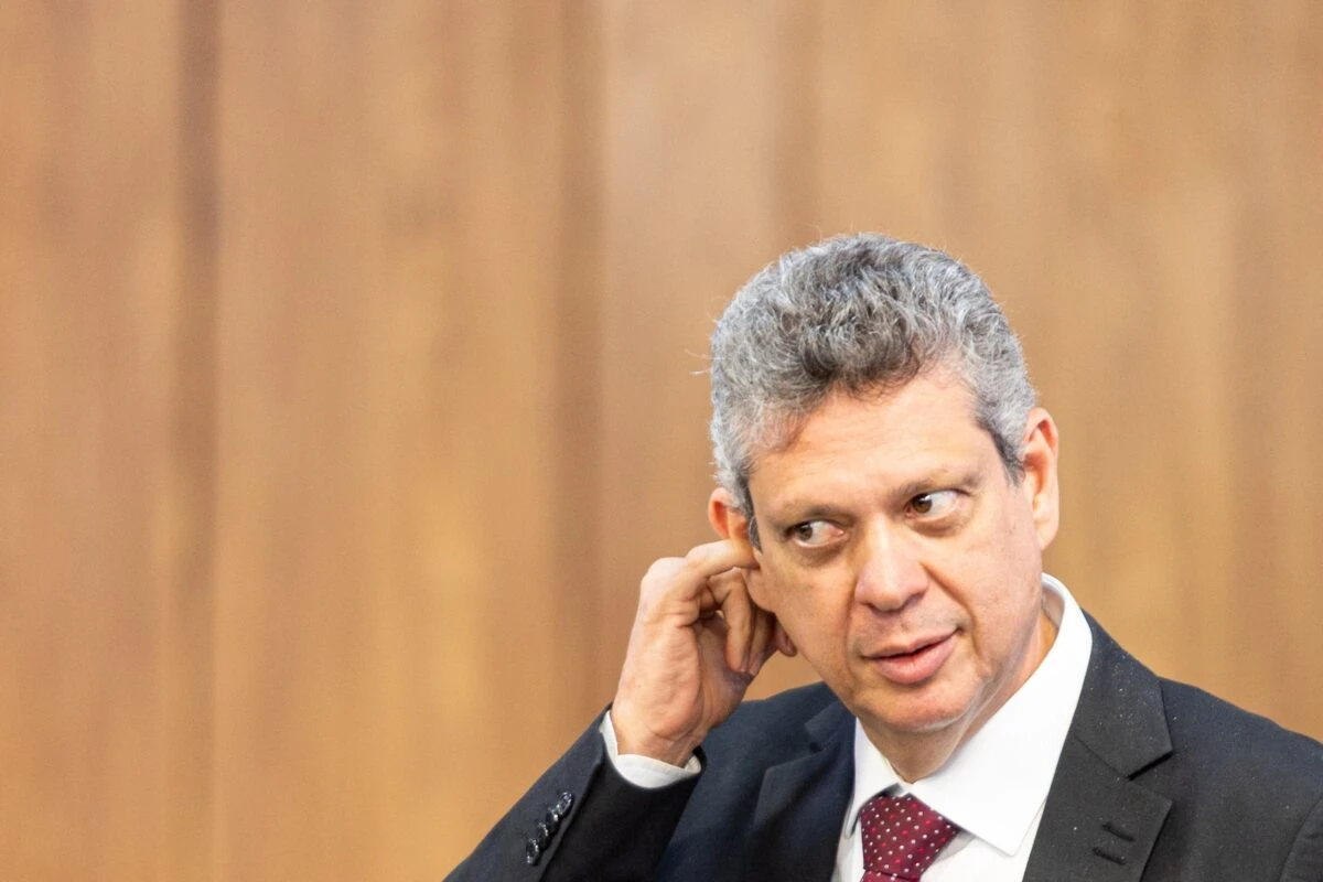 “Desempregado”, ex-ministro de Lula chama senador para ver o Flamengo