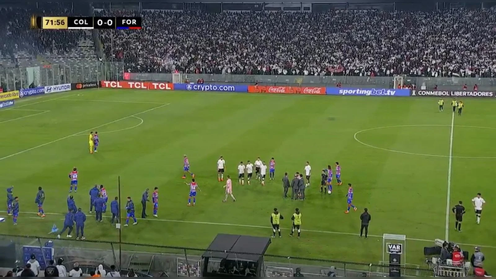 Vídeo: jogo do Fortaleza é interrompido após invasão de torcida rival