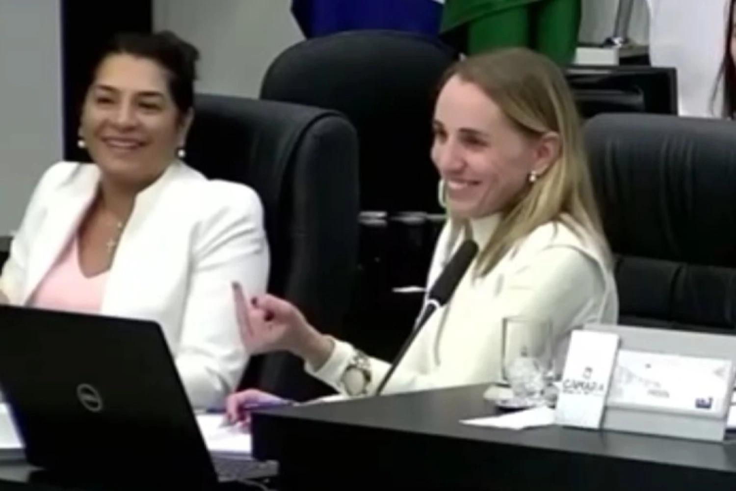 Em tom de brincadeira, vereadora “mostra dedo” para colega em sessão