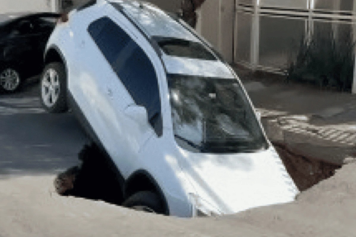 Buraco engole carro após asfalto ceder no interior de São Paulo