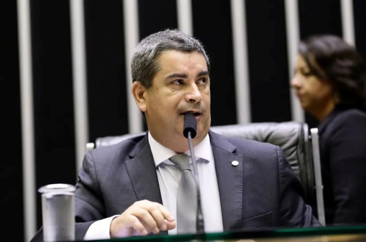 Ex-deputado assumirá vaga de Zambelli caso ela peça licença da Câmara