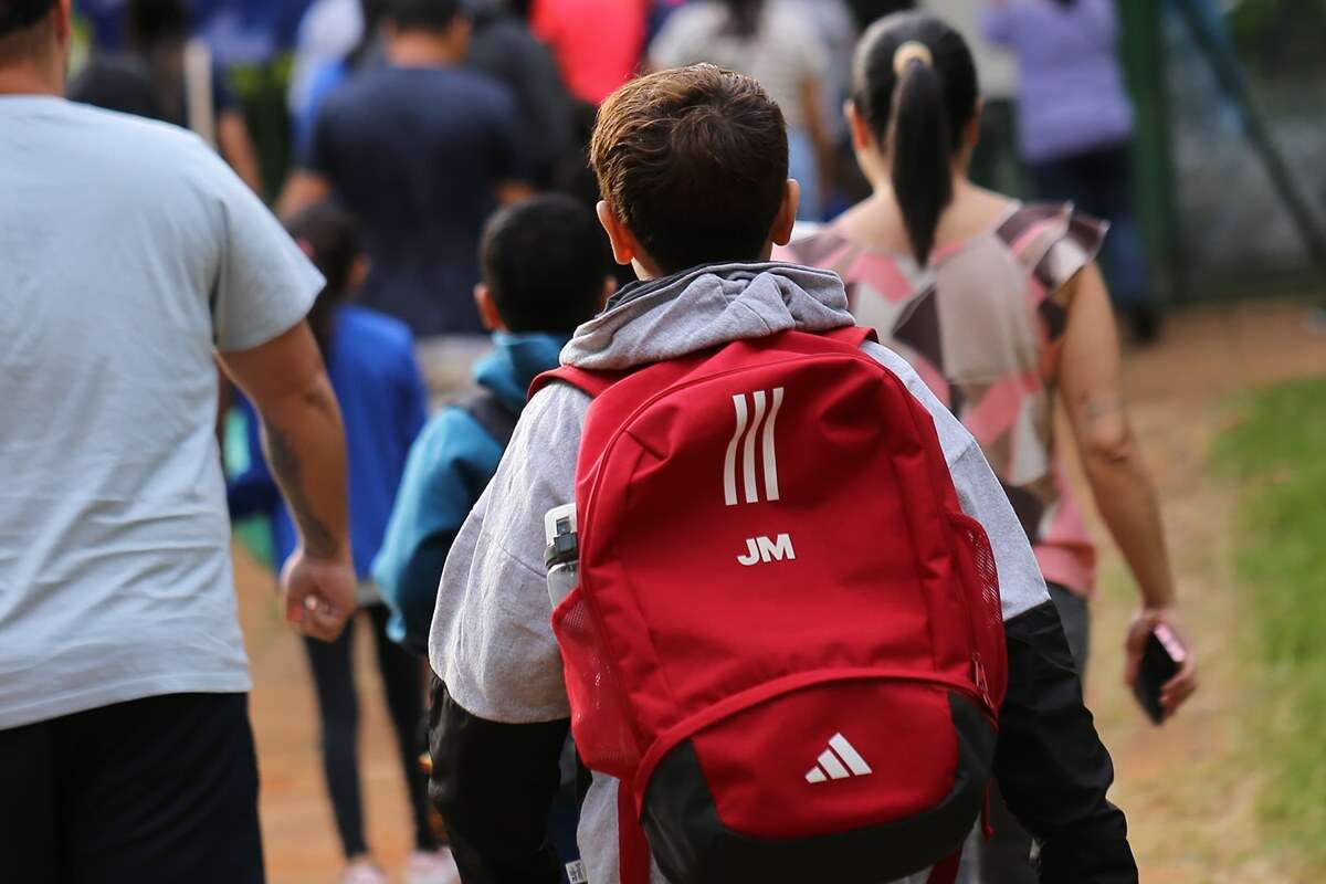 Crianças frequentam mais a escola do que os jovens, aponta Censo