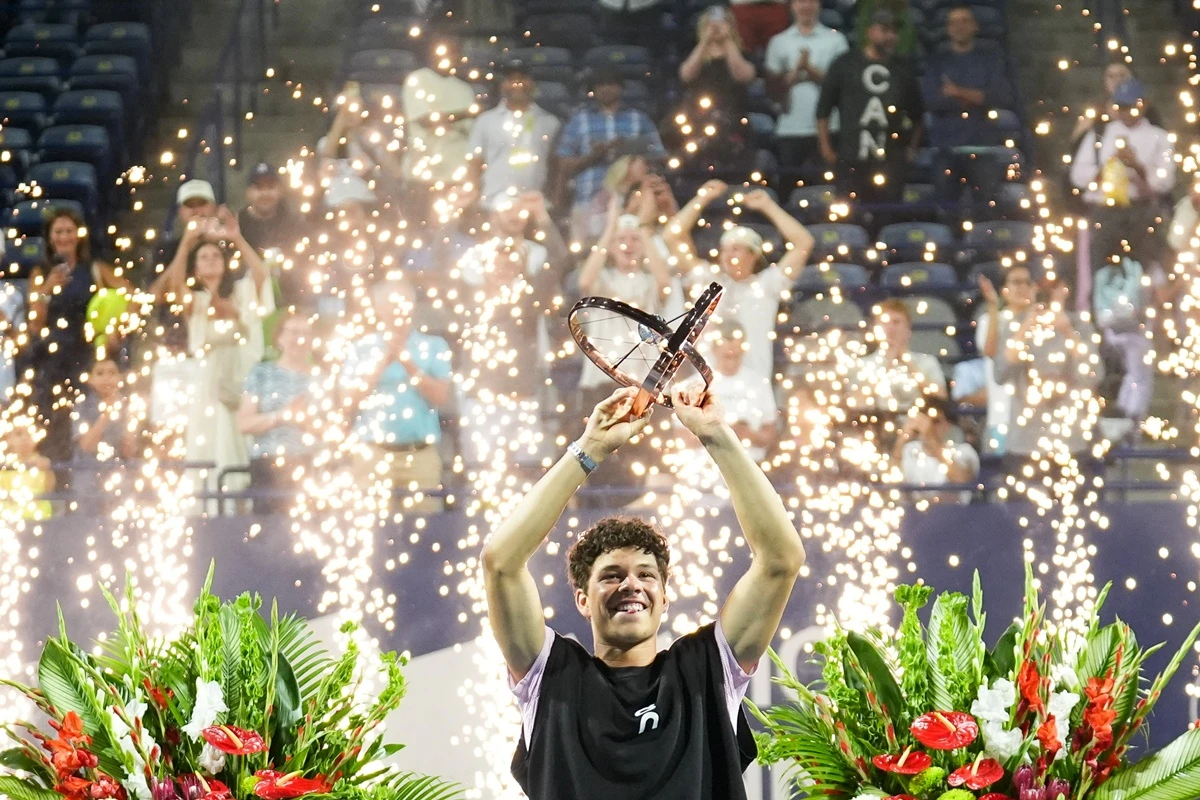 Jovem de 22 anos conquista Masters 1000 de Toronto e passa Djokovic