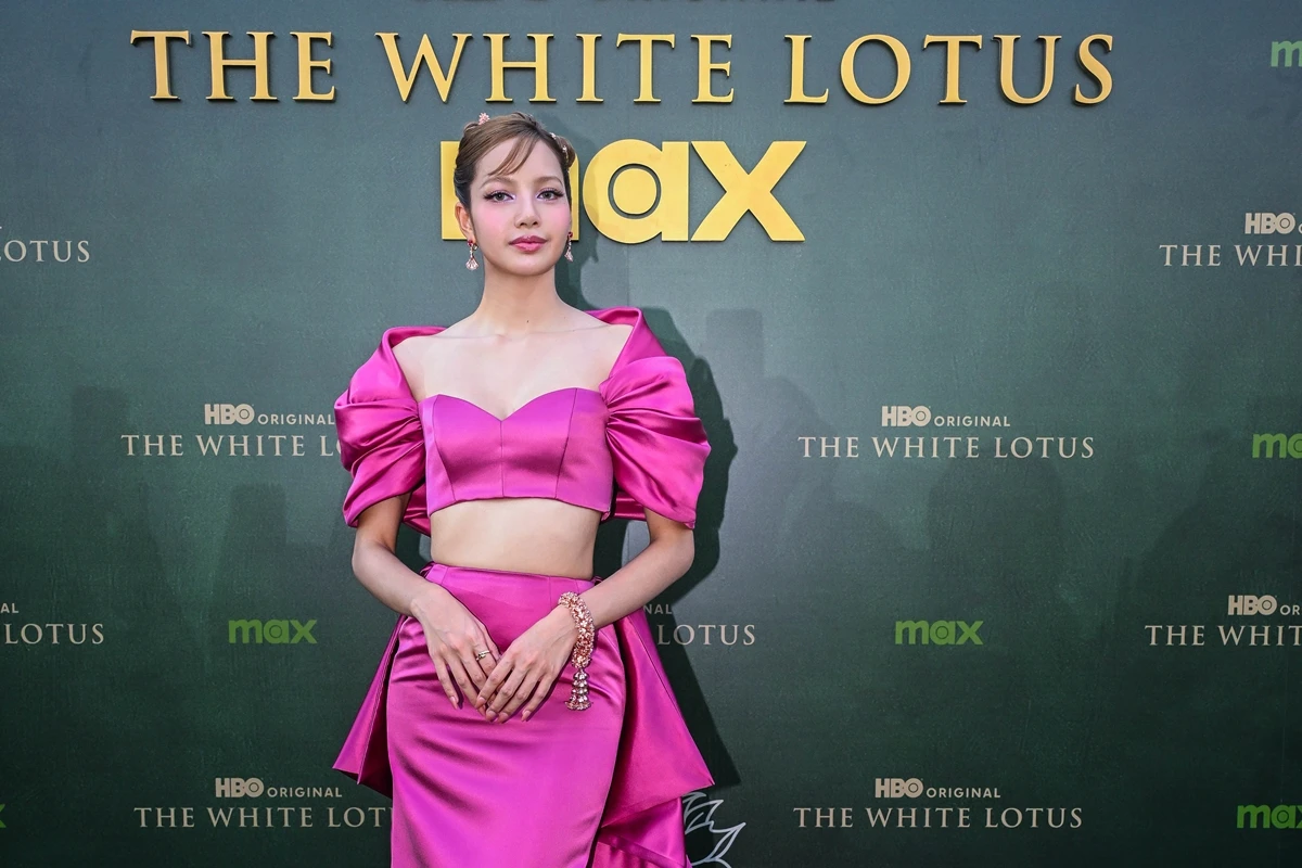 Do K-pop ao convívio com a realeza: conheça Lisa, de The White Lotus
