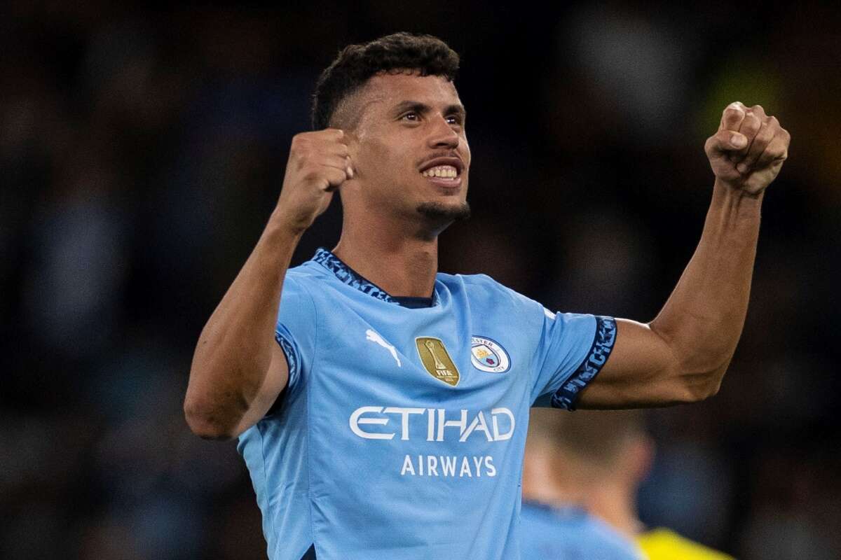 Jogador do Manchester City foi detido por roubar celular. Entenda