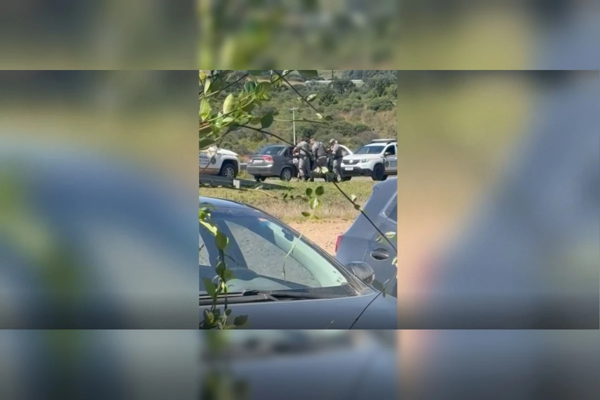 Vídeo: policial militar atira à queima-roupa e mata homem algemado