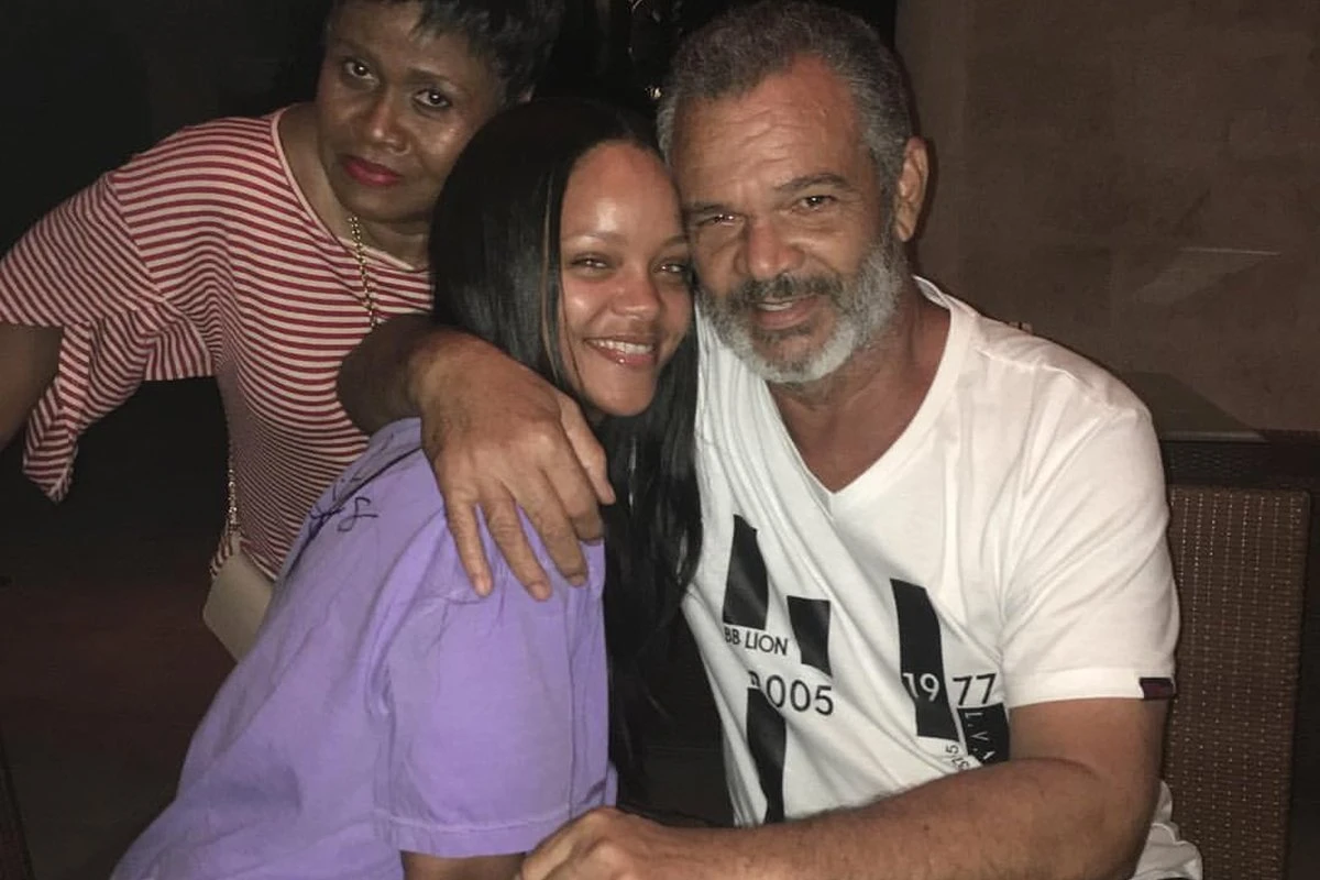 Pai da cantora Rihanna, Ronald Fenty morre aos 70 anos nos EUA