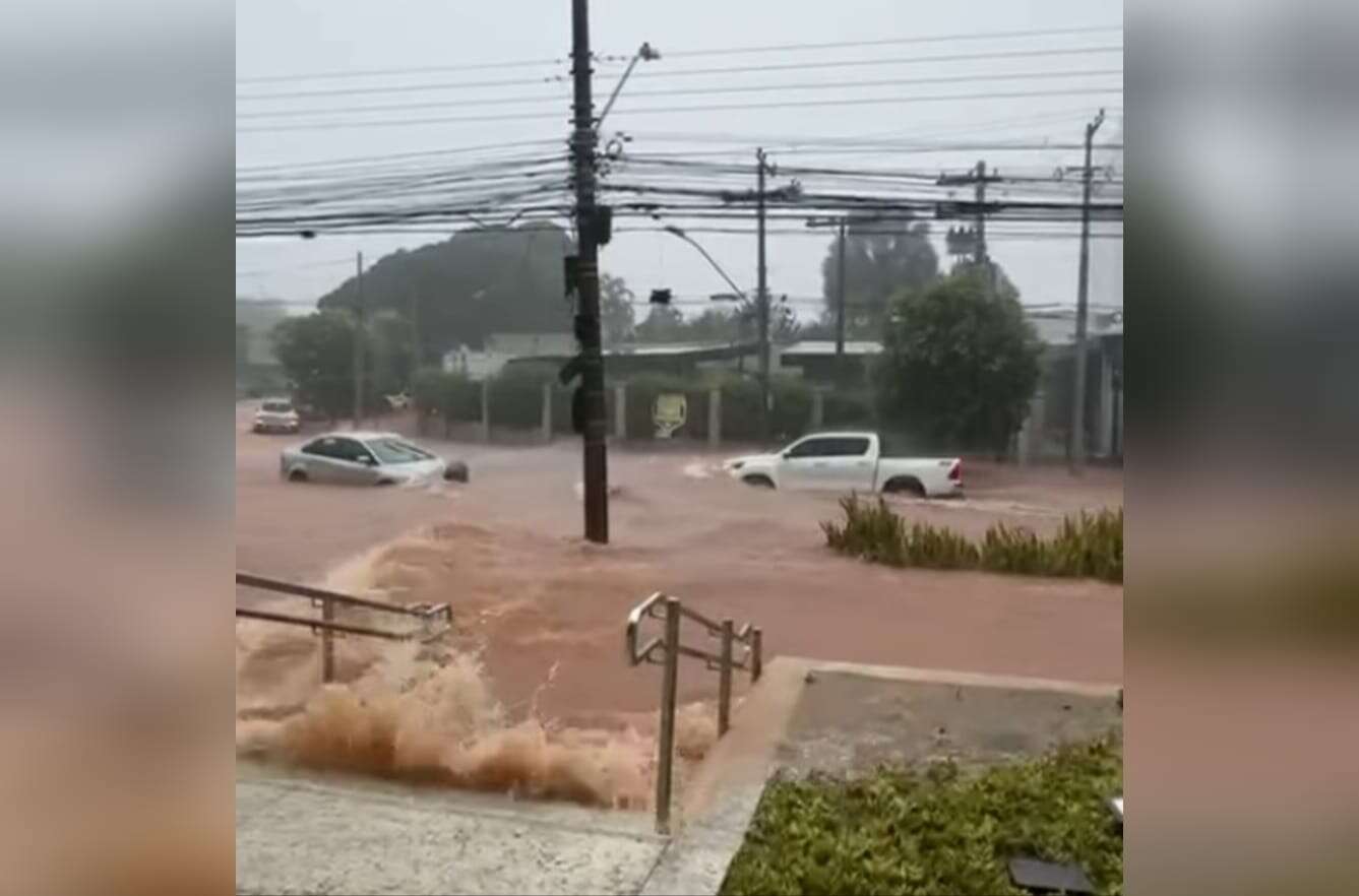 Goiás: alagamentos travam vias e chuvas seguem intensas em Goiânia