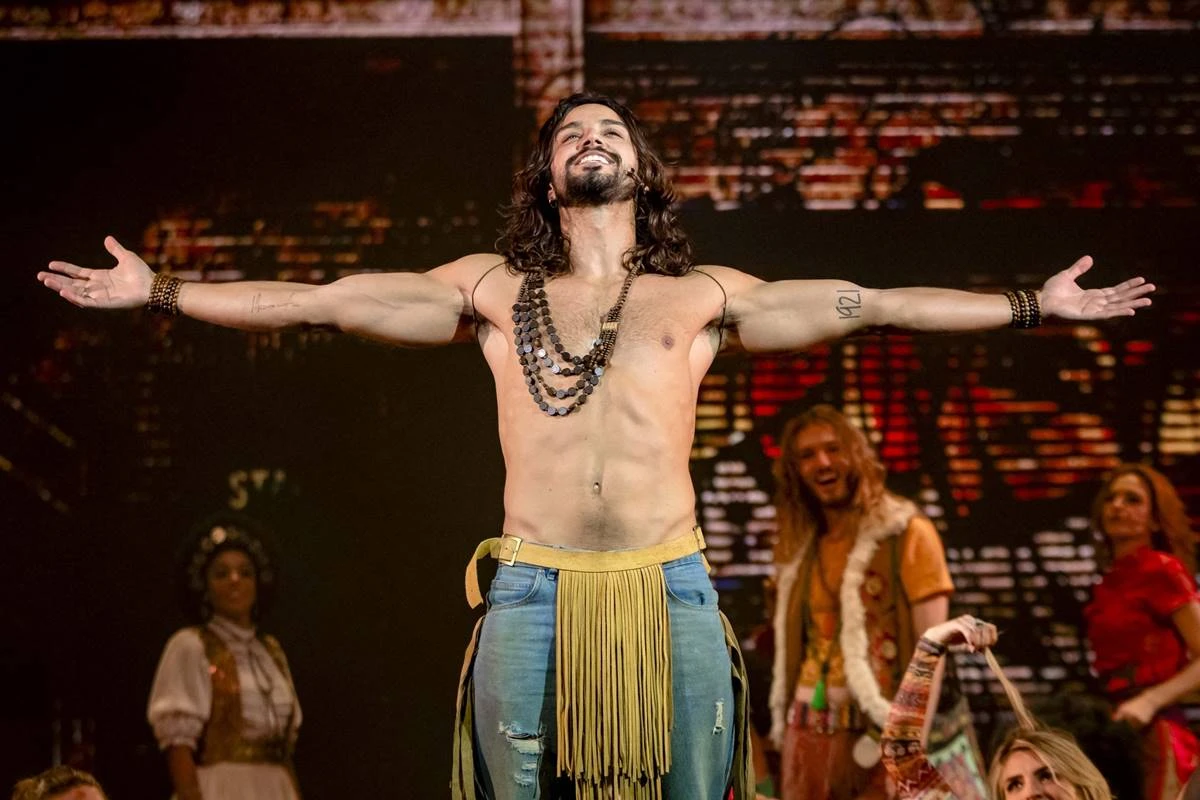 Hair: espetáculo com Rodrigo Simas é aclamado em sessão especial no RJ