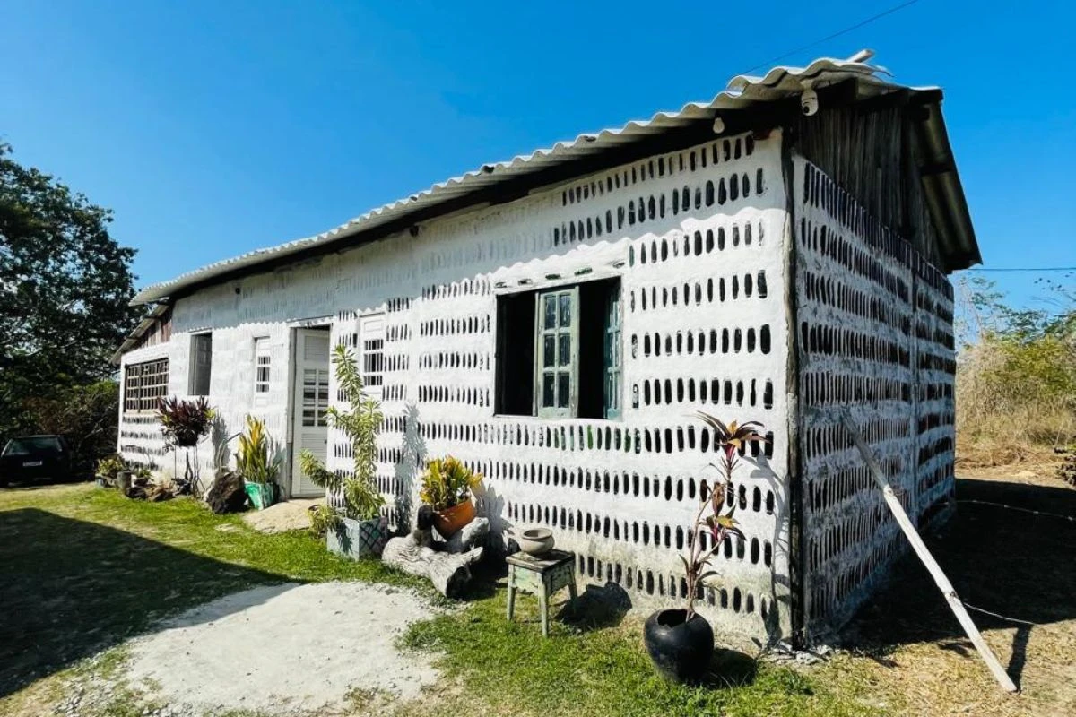 Do lixo à moradia: mãe e filha constroem casa com 8 mil garrafas