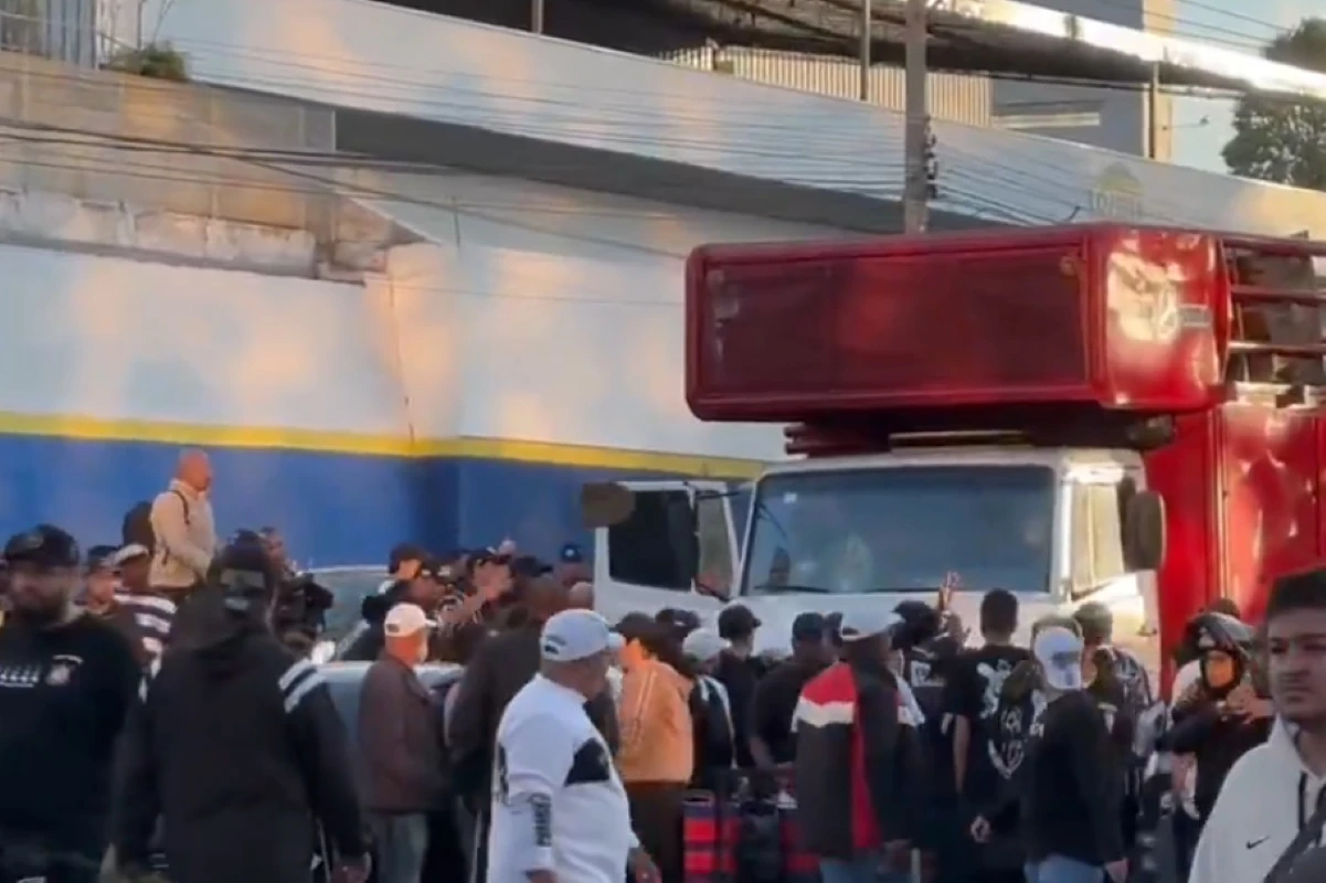 Impeachment no Corinthians: carro toca hinos de rivais e acaba atacado