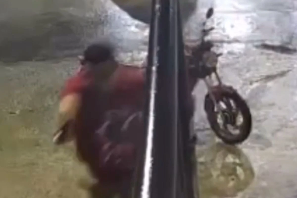 Homem atira contra vizinha por achar que estava sendo filmado. Vídeo