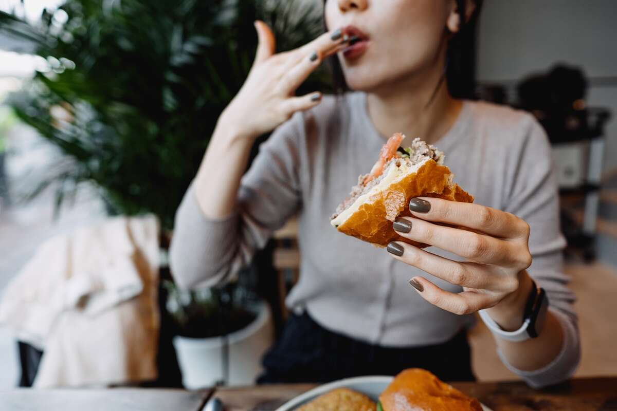 Sente muita fome no fim da tarde? Especialista ensina como evitar