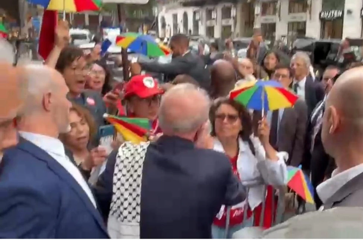 Em Paris, Lula recebe lenço que virou símbolo da Palestina; vídeo