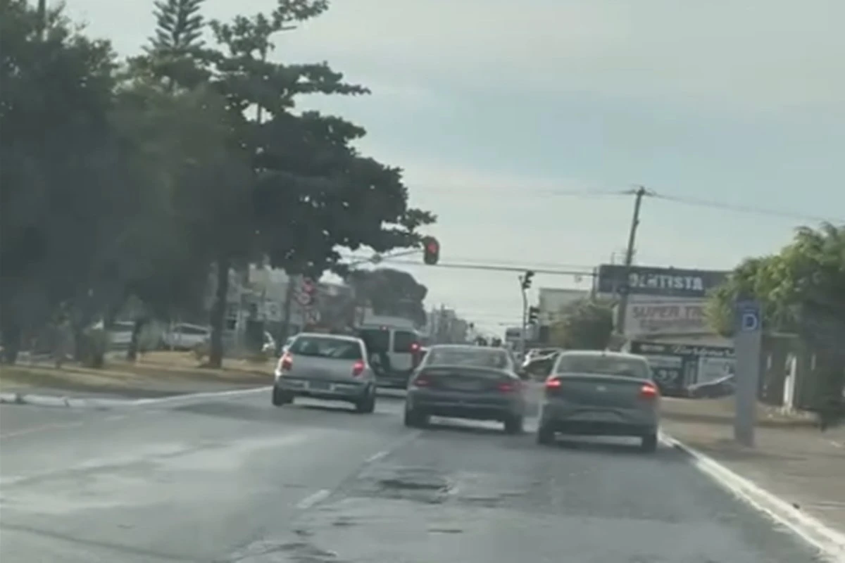 Vídeo: briga de trânsito tem perseguição, fechada e bate-boca na rua