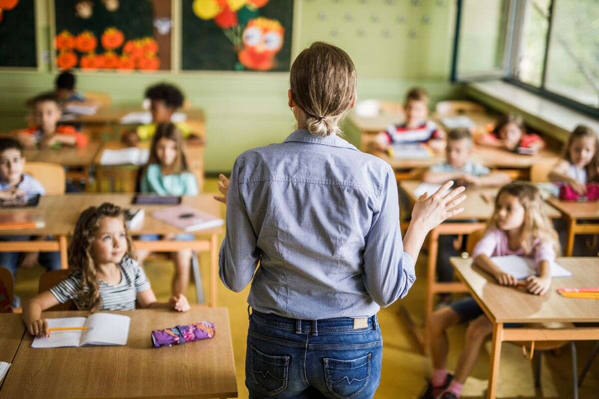 Mulher se irrita após mãe querer “monopolizar” professora do filho