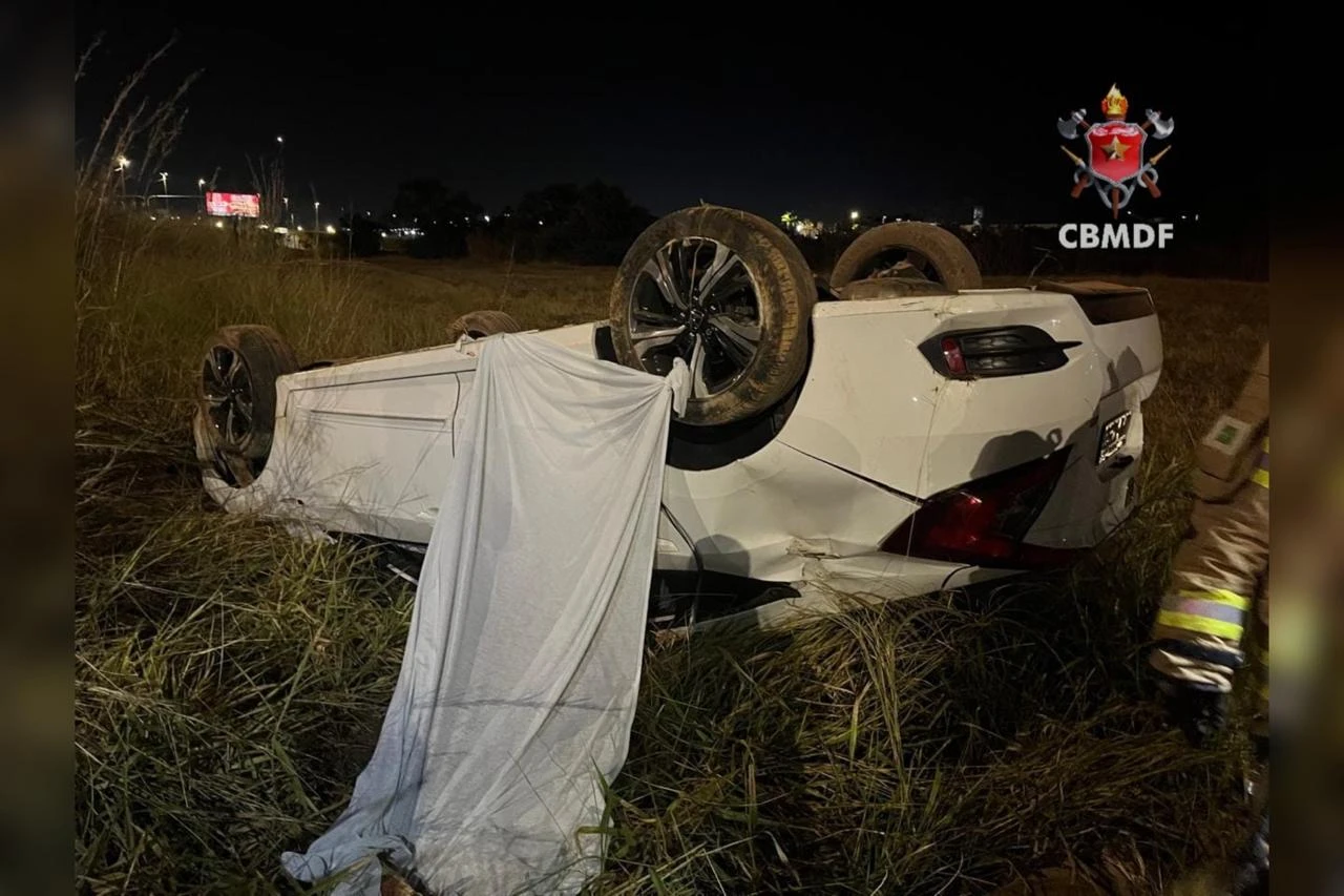 Passageiro de Honda Civic morre após carro capotar em ribanceira no DF
