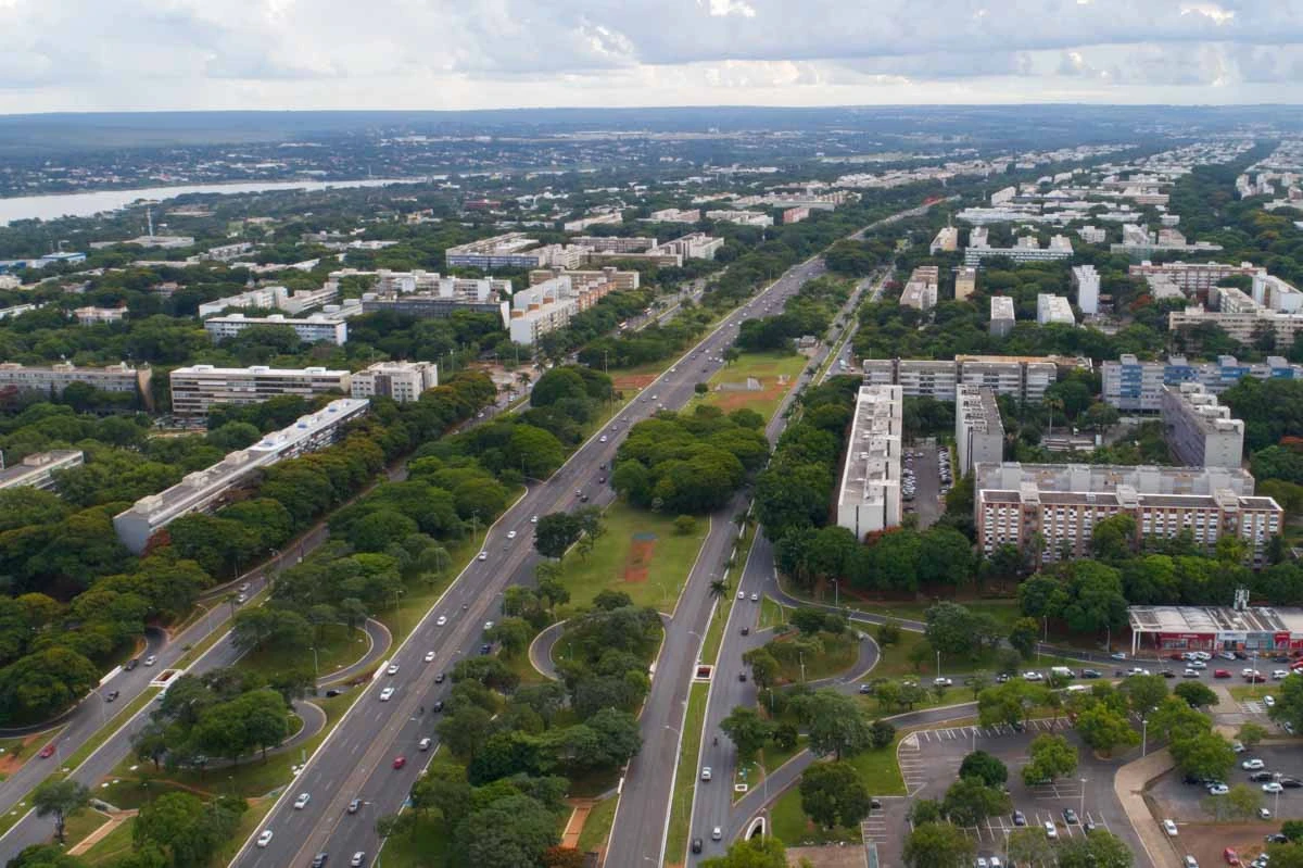 Ibaneis veta projeto que cria política de arborização urbana no DF