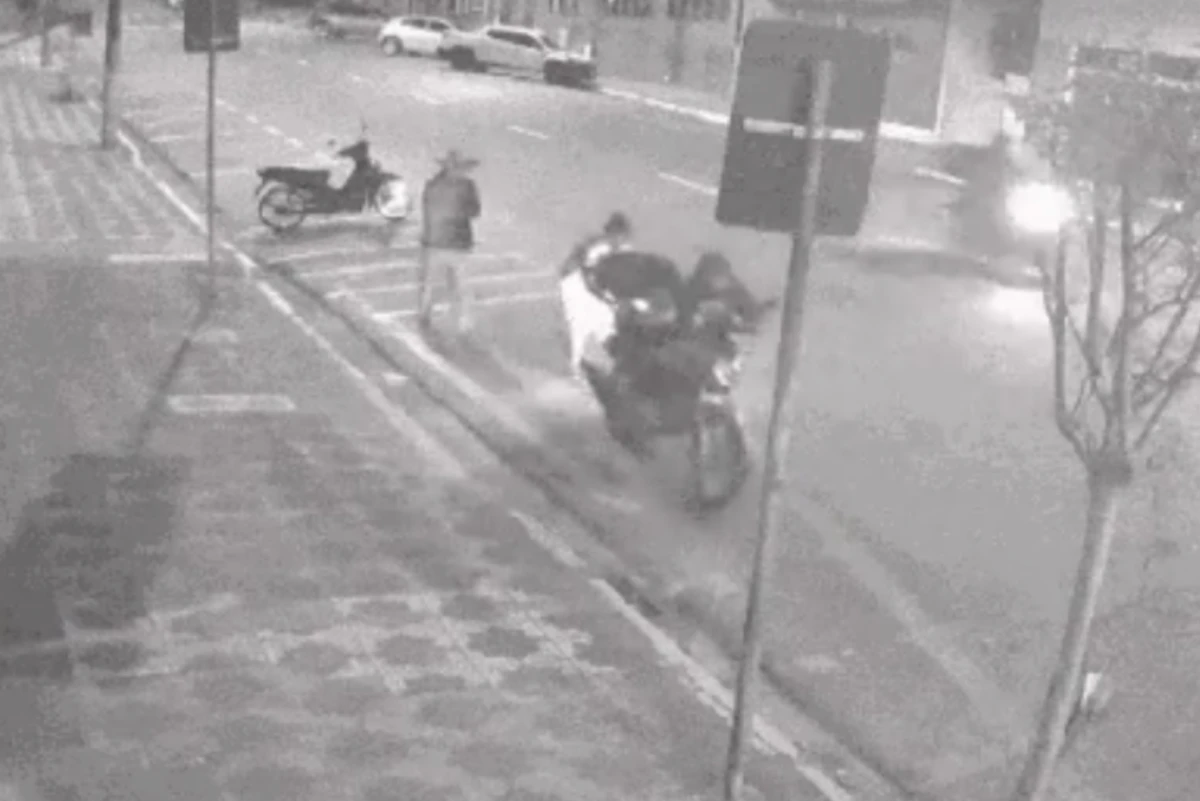 Dupla é apreendida após postar vídeo desmontando moto furtada. Veja