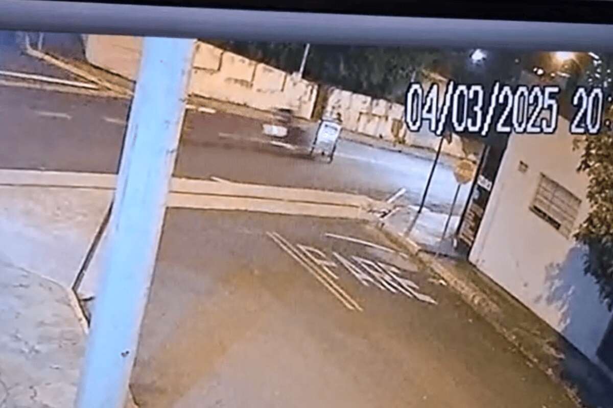 Vídeo: idoso é atropelado ao atravessar rua com carrinho de pipoca