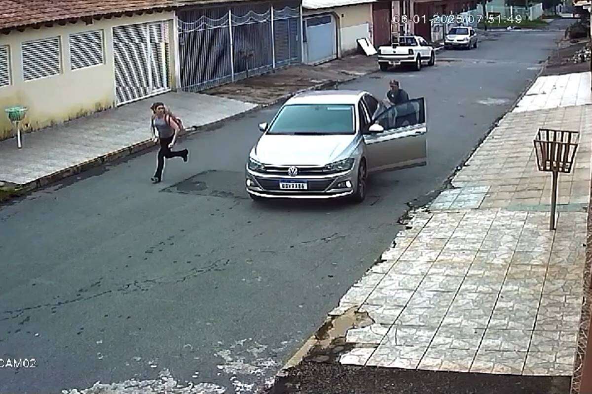 Vídeo: mulher foge após ser abordada por motorista armado com faca