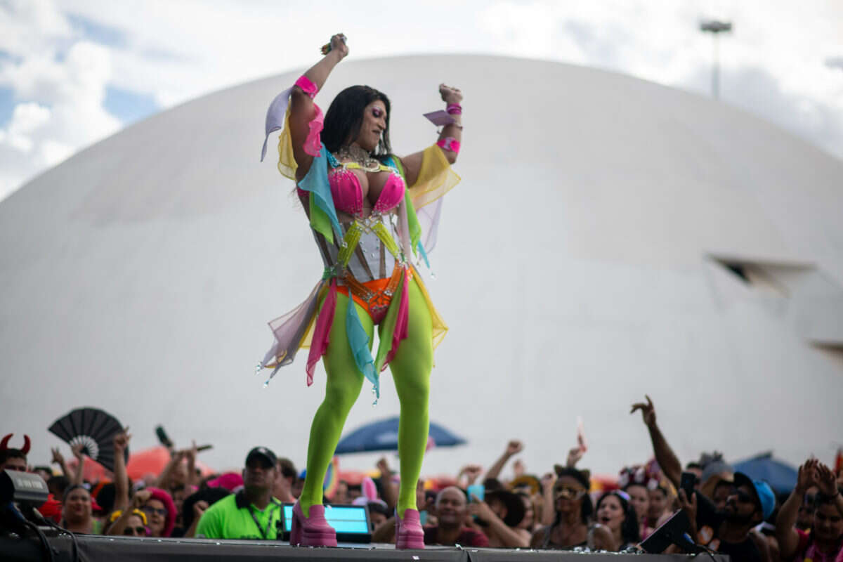 Vídeo: Bloco das Montadas anima o sábado de Carnaval em Brasília