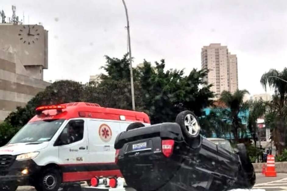 Homem de 29 anos morre após carro capotar na zona oeste de SP