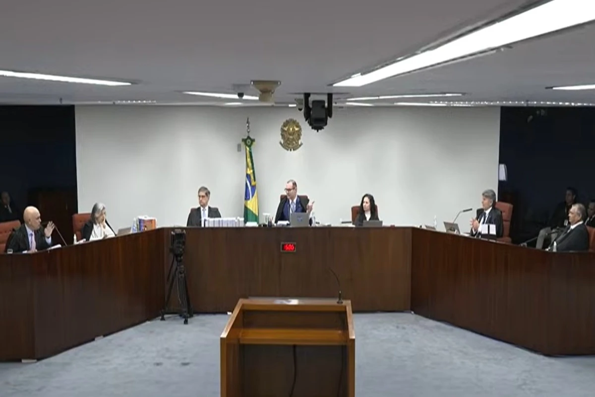 Dino descumpre combinado, Fux reclama e Moraes diz: “Pedido a mim”