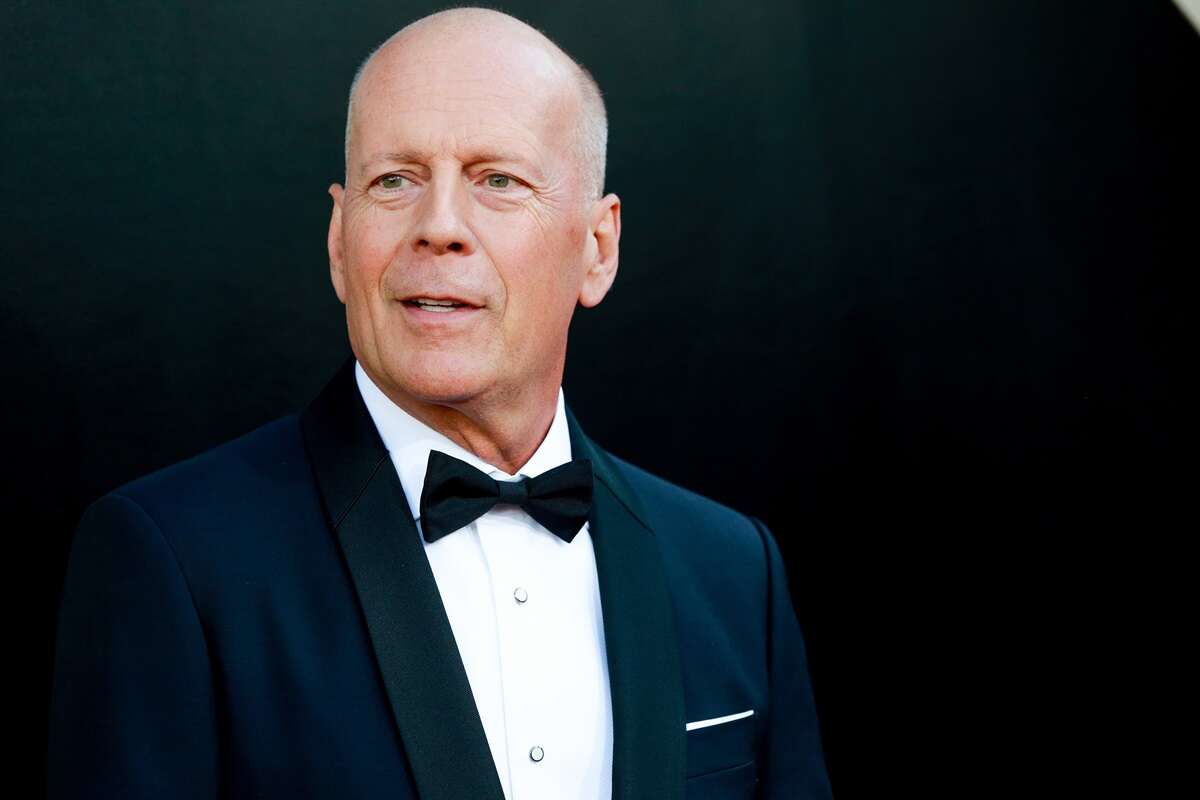 Filha de Bruce Willis encanta web com rara aparição do pai