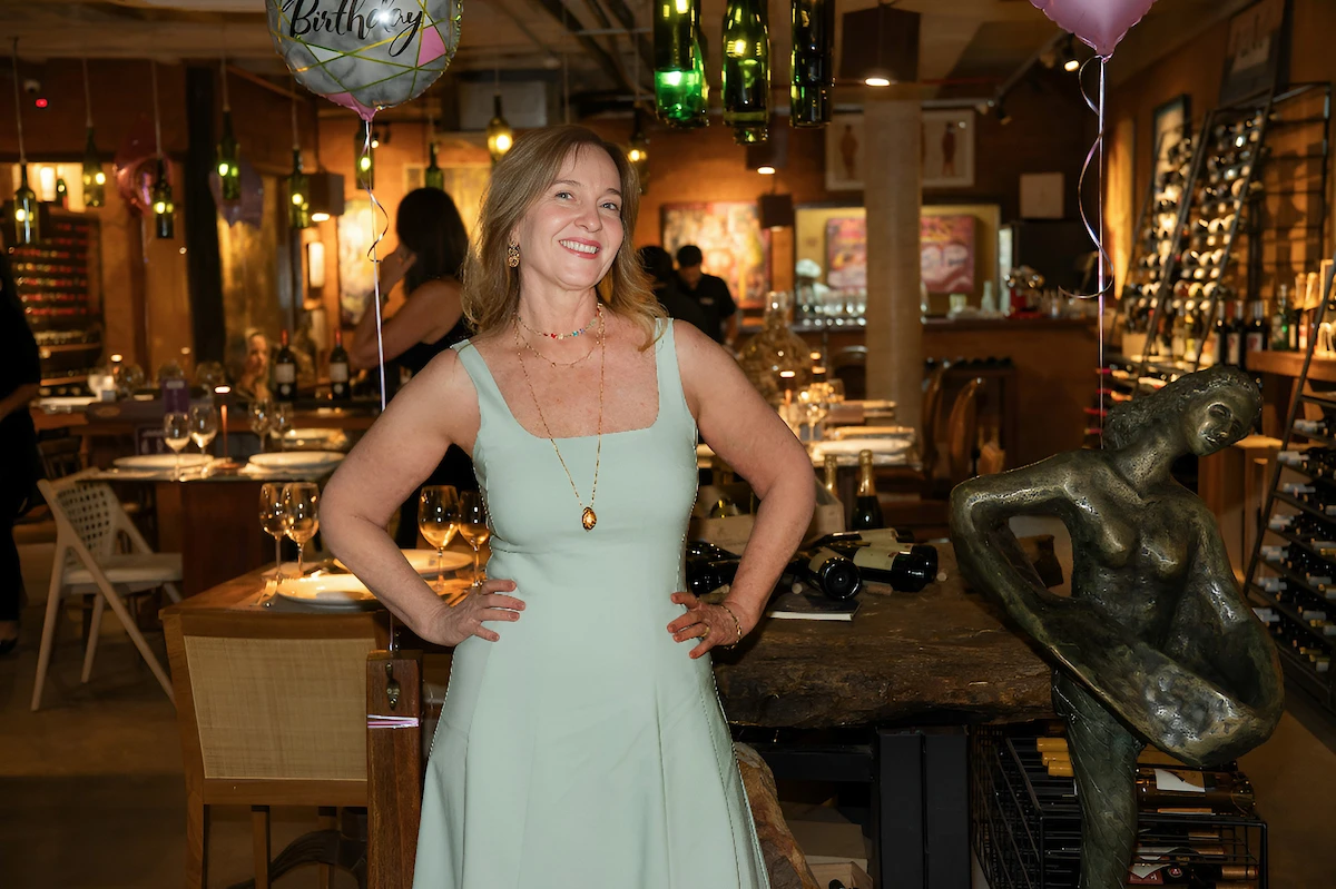 Celebração surpresa reúne amigas pelos 60 anos de Fabiane Cohen