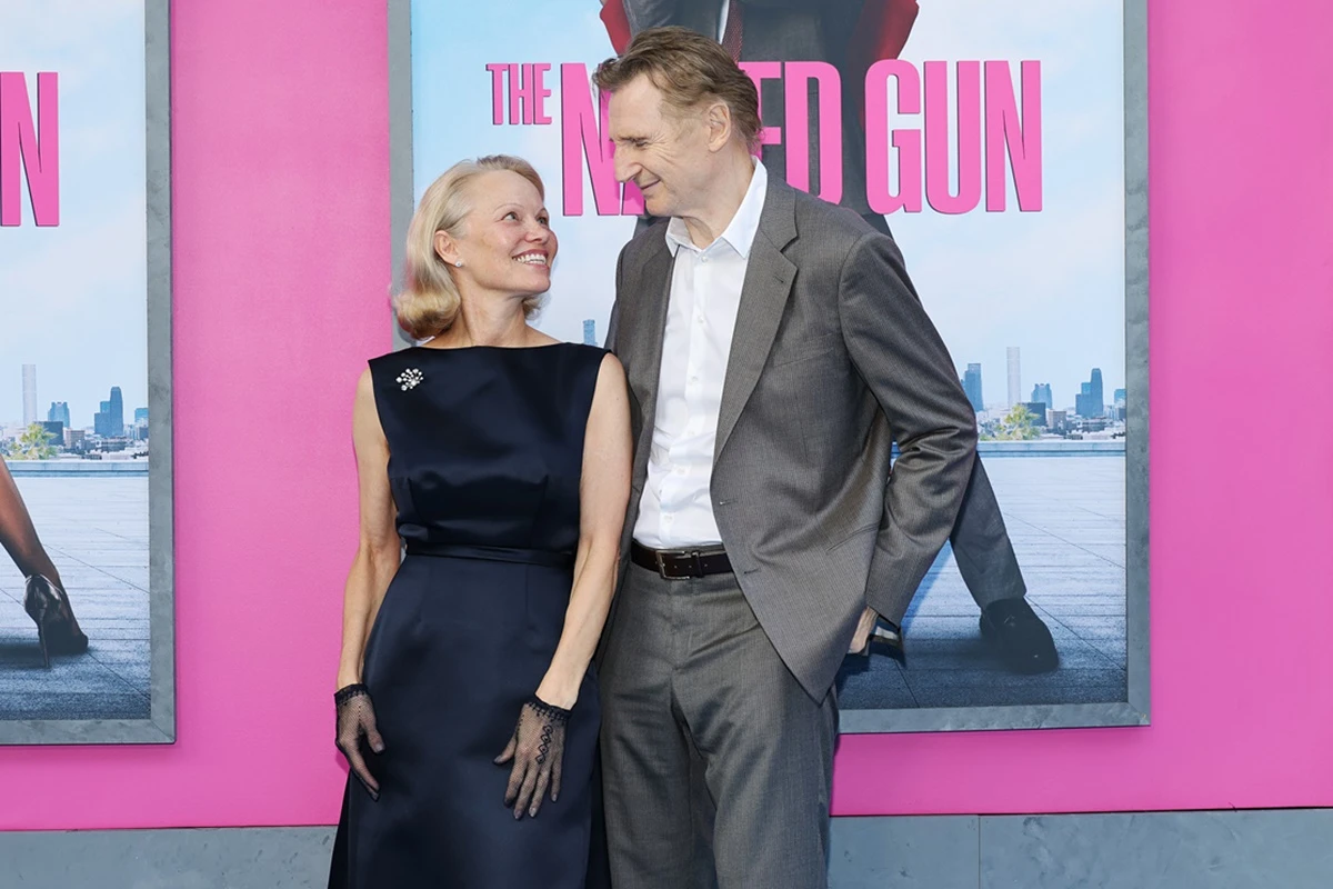 “Impossível não se apaixonar”, diz Pamela Anderson sobre Liam Neeson