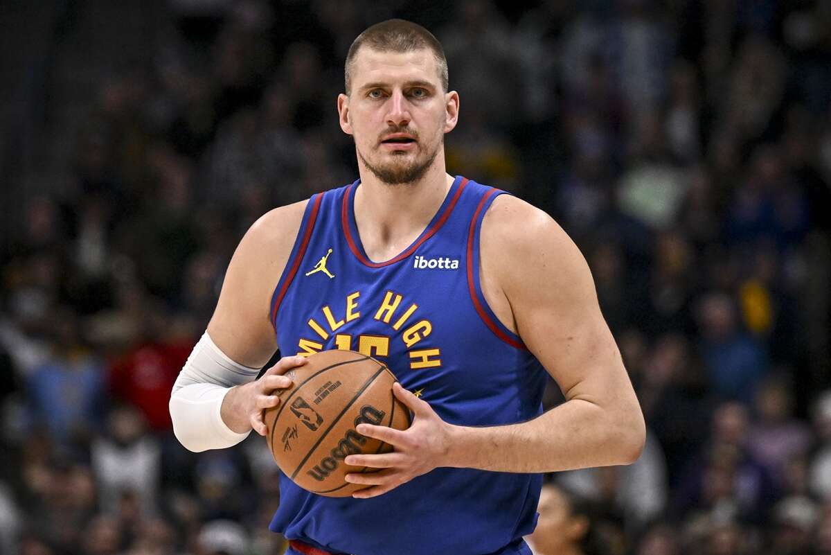 Jokic faz 5º triplo-duplo seguido e alcança marca de Wilt Chamberlain