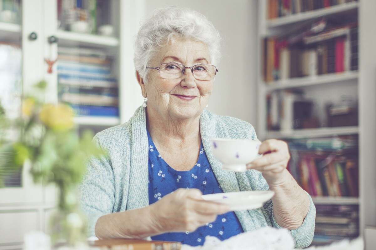 Médica cita o melhor chá para a longevidade e que protege o cérebro