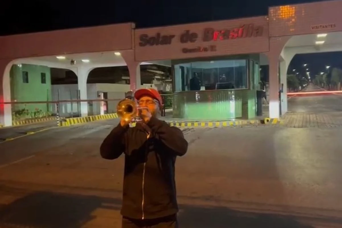 Trompetista toca marcha fúnebre no condomínio de Bolsonaro. Vídeo