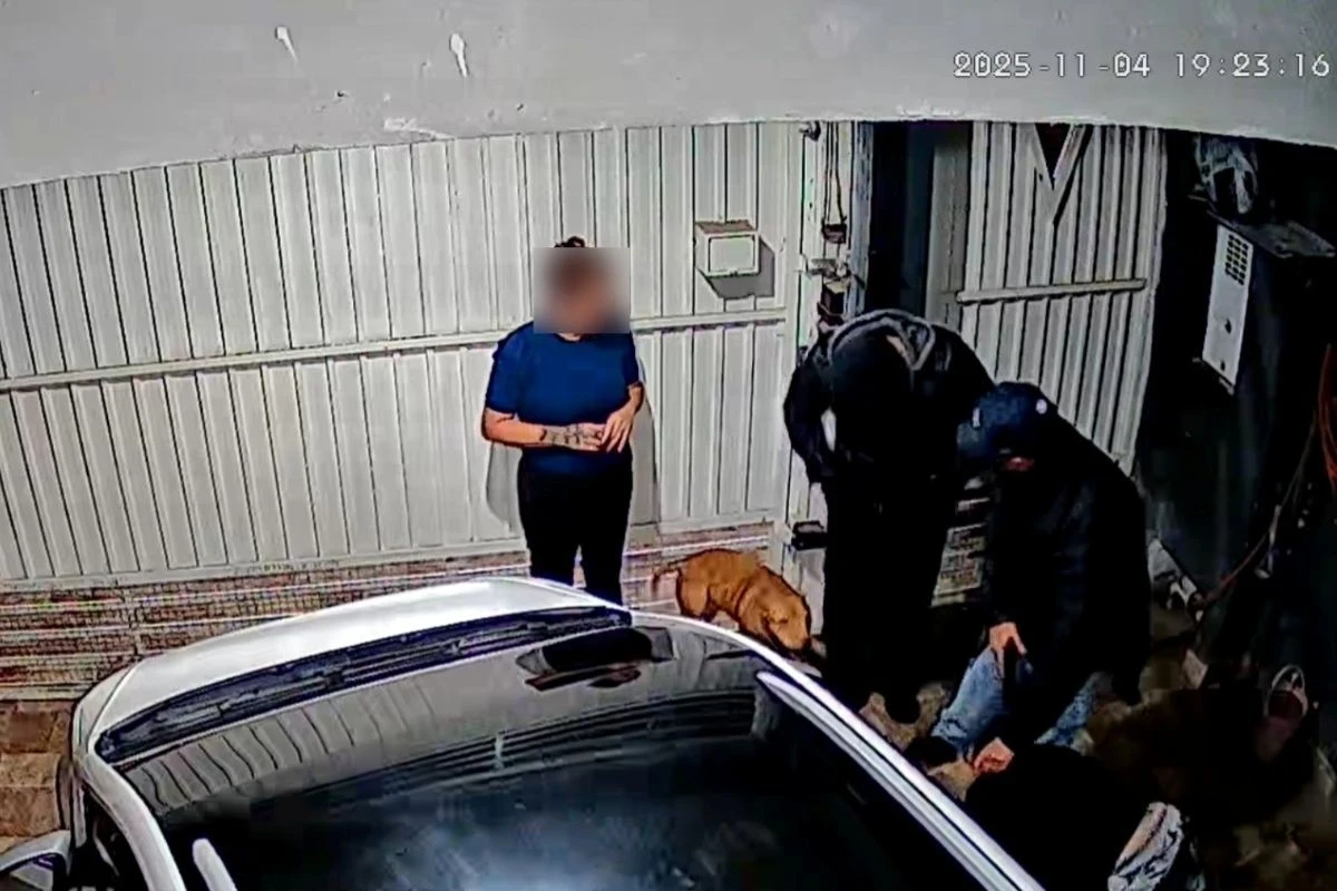 Vídeo mostra casal rendido por quadrilha que tinha policial civil.