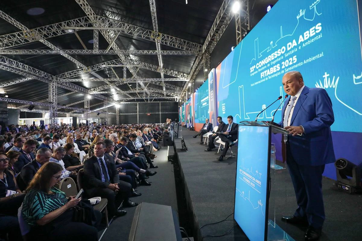Em evento de saneamento, Ibaneis diz que não pretende privatizar a Caesb