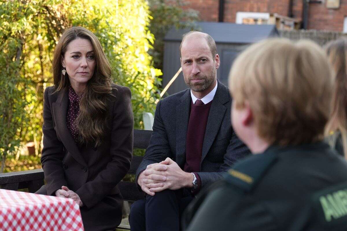 Kate retorna ao trabalho e visita famílias atingidas por tragédia