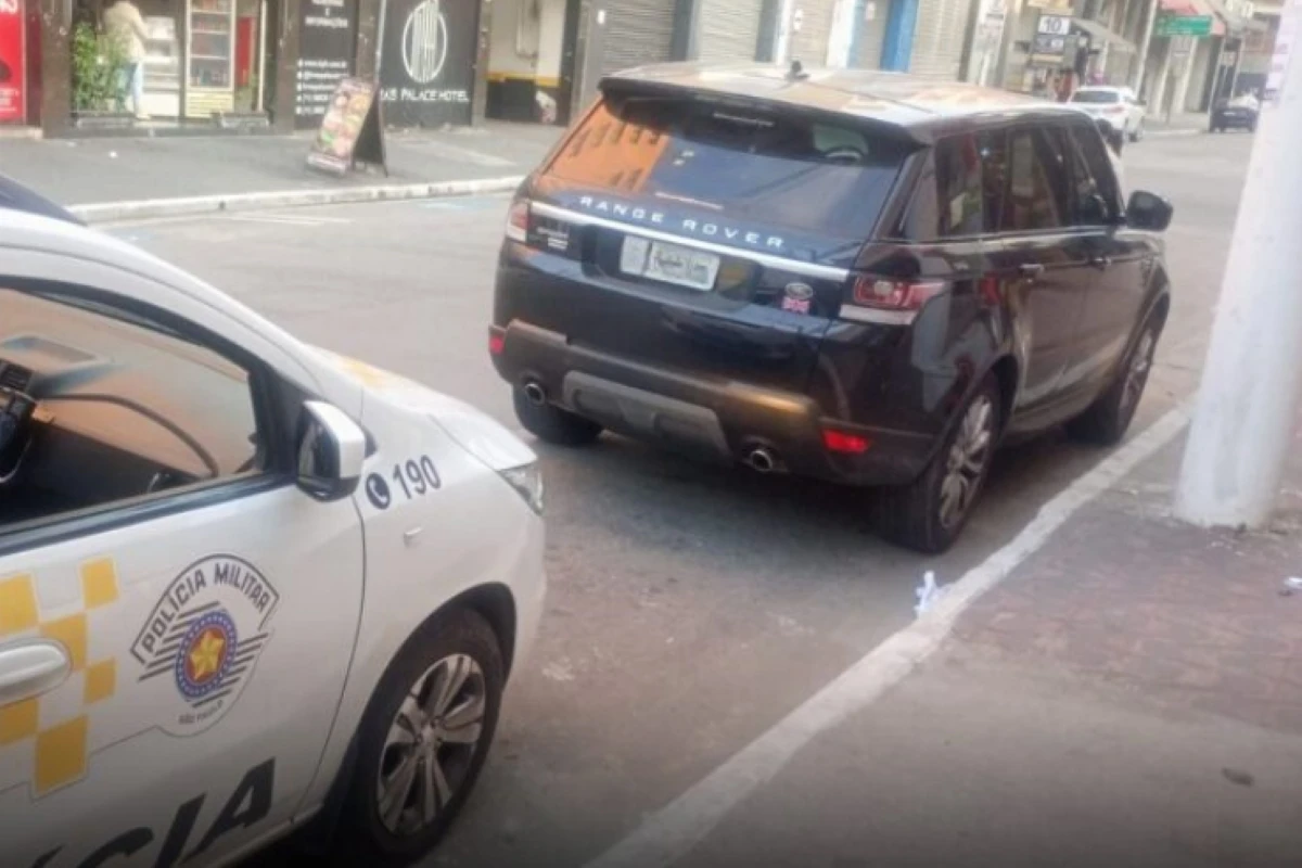 Carro de luxo é apreendido com mais de 150 multas no centro de SP